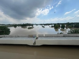 बाढ़ से दिल्ली बेहाल! ISBT पर पानी भरने की वजह से लगा कई घंटों का जाम बाढ़ से दिल्ली बेहाल! ISBT पर पानी भरने की वजह से लगा कई घंटों का जाम