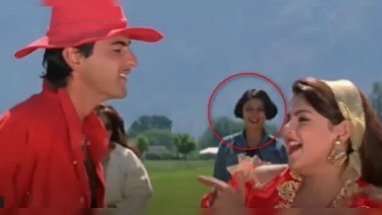 पहले बनी बैकग्राउंड डांसर, फिर किया टीवी पर काम, ममता कुलकर्णी के साथ ये लड़की आज रूल करती है इंडस्ट्री...पहचाना?