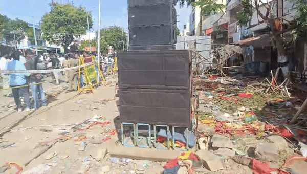बिखरे चप्पल दे रही हैं उस खौफनाक मंजर की गवाही, विजय की रैली में भगदड़ की ये तस्वीर आपको हिला देगी