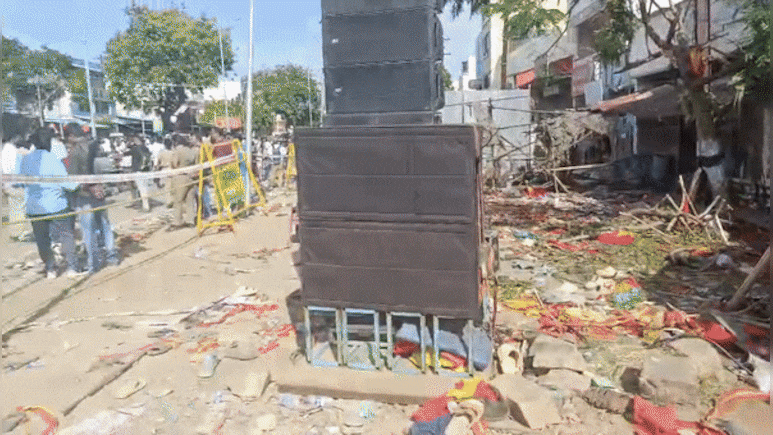 बिखरे चप्पल दे रही हैं उस खौफनाक मंजर की गवाही, विजय की रैली में भगदड़ की ये तस्वीर आपको हिला देगी बिखरे चप्पल दे रही हैं उस खौफनाक मंजर की गवाही, विजय की रैली में भगदड़ की ये तस्वीर आपको हिला देगी