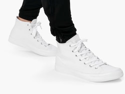 Adidas shoes: स्&zwj;नीकर्स से लेकर कैजुअल शूज तक पैरों को सिर्फ आराम ही आराम देते हैं एडिडास के ये शूज