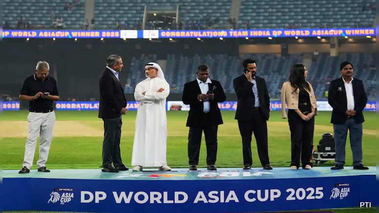 IND vs PAK Final: नकवी ने घंटे भर किया इंतजार, भारत का ट्रॉफी लेने से इनकार... दुबई में प्रेजेंटेशन सेरेमनी से पहले हुआ जबरदस्त ड्रामा IND vs PAK Final: नकवी ने घंटे भर किया इंतजार, भारत का ट्रॉफी लेने से इनकार... दुबई में प्रेजेंटेशन सेरेमनी से पहले हुआ जबरदस्त ड्रामा