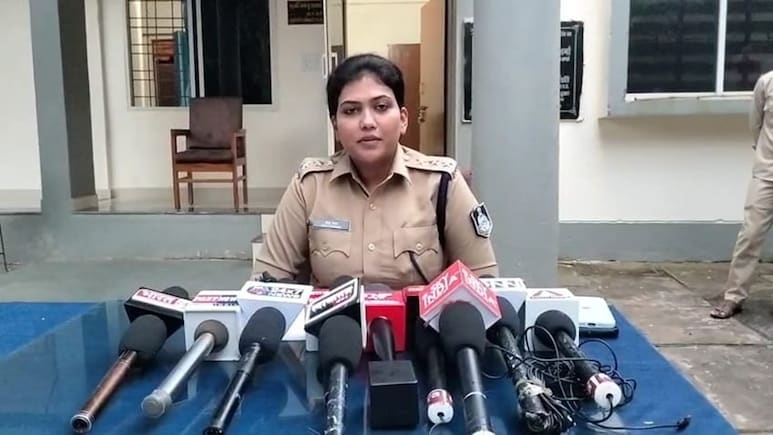 Crime News: सिरोंज में शादी और लूट के खेल का पर्दाफाश, 5 गिरफ्तार; जानिए पुलिस ने कैसे किया खुलासा Crime News: सिरोंज में शादी और लूट के खेल का पर्दाफाश, 5 गिरफ्तार; जानिए पुलिस ने कैसे किया खुलासा