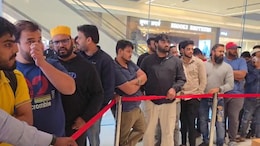 iPhone 17 Pune Apple Store: पुणेकरांमध्ये आयफोनची बेफाम क्रेझ, ॲपल स्टोअरबाहेर भलीमोठी रांग