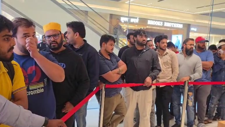 iPhone 17 Pune Apple Store: पुणेकरांमध्ये आयफोनची बेफाम क्रेझ, ॲपल स्टोअरबाहेर भलीमोठी रांग