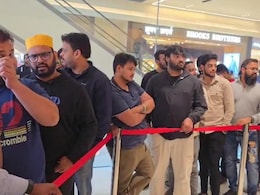 iPhone 17 Pune Apple Store: पुणेकरांमध्ये आयफोनची बेफाम क्रेझ, ॲपल स्टोअरबाहेर भलीमोठी रांग iPhone 17 Pune Apple Store: पुणेकरांमध्ये आयफोनची बेफाम क्रेझ, ॲपल स्टोअरबाहेर भलीमोठी रांग