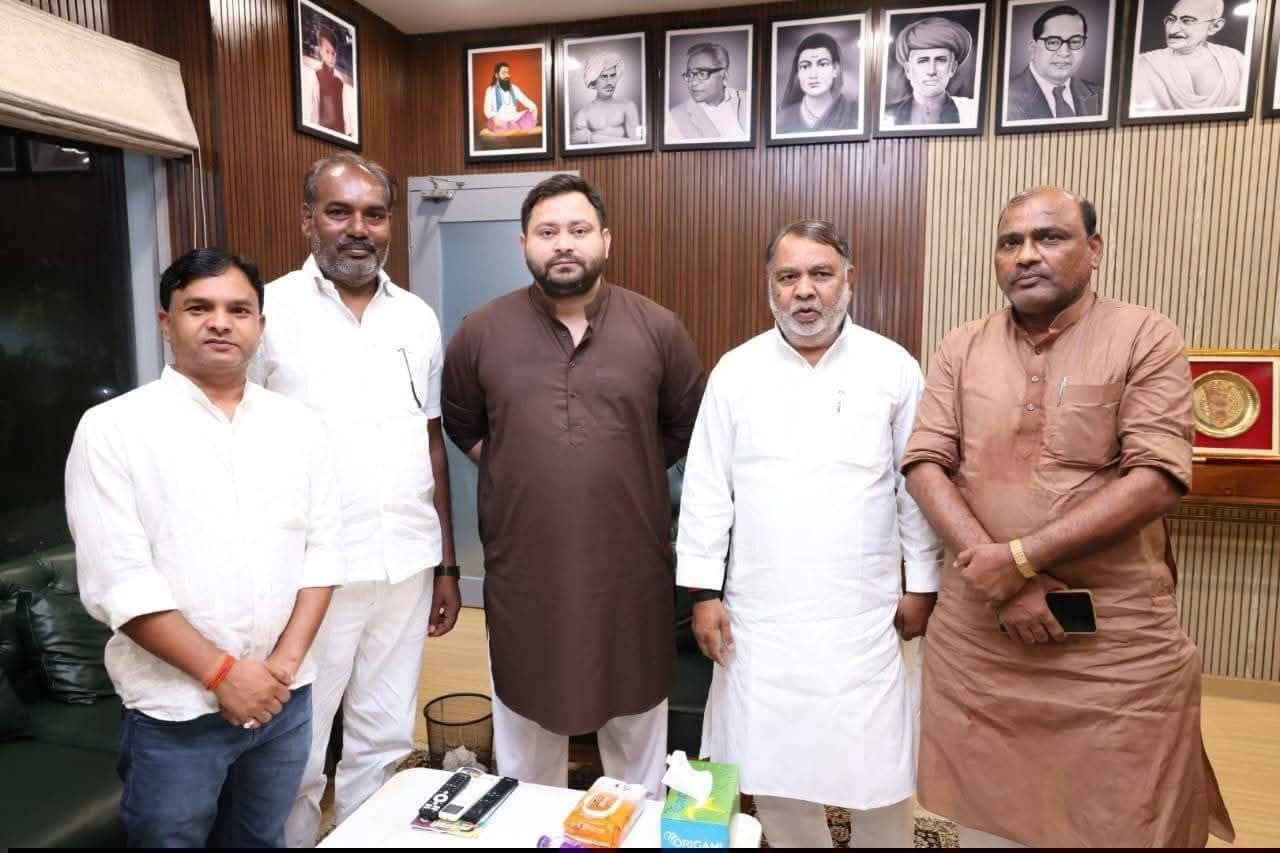 कैमूर में भाजपा के दो पूर्व विधायक तेजस्वी यादव के साथ. कैमूर में भाजपा के दो पूर्व विधायक तेजस्वी यादव के साथ.