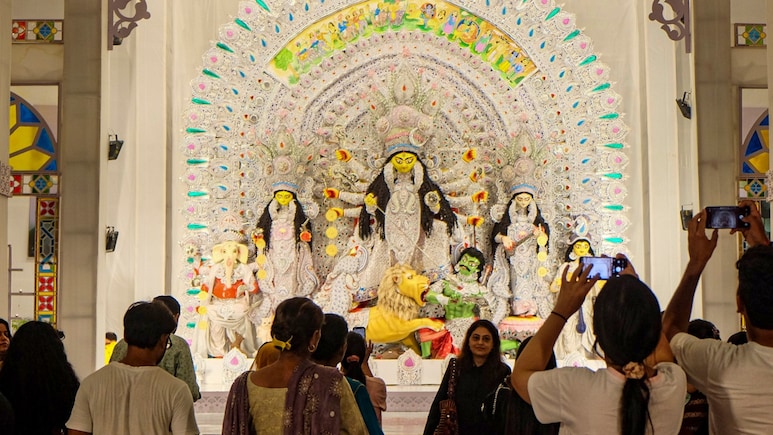Navratri Sandhi Puja 2025: देवी दुर्गा की संधि पूजा का क्या है महत्व, जानें यह कब और कैसे की जाती है?