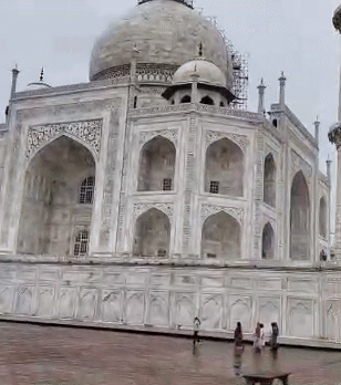 ताजमहल की चौखट तक पहुंची यमुना, पर्यटक इस नजारे को कर रहे कैमरे में कैद, देखें वीडियो