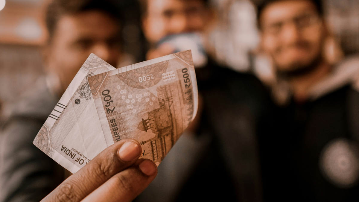 व्यवस्था की रग-रग में समाई 'वसूली'