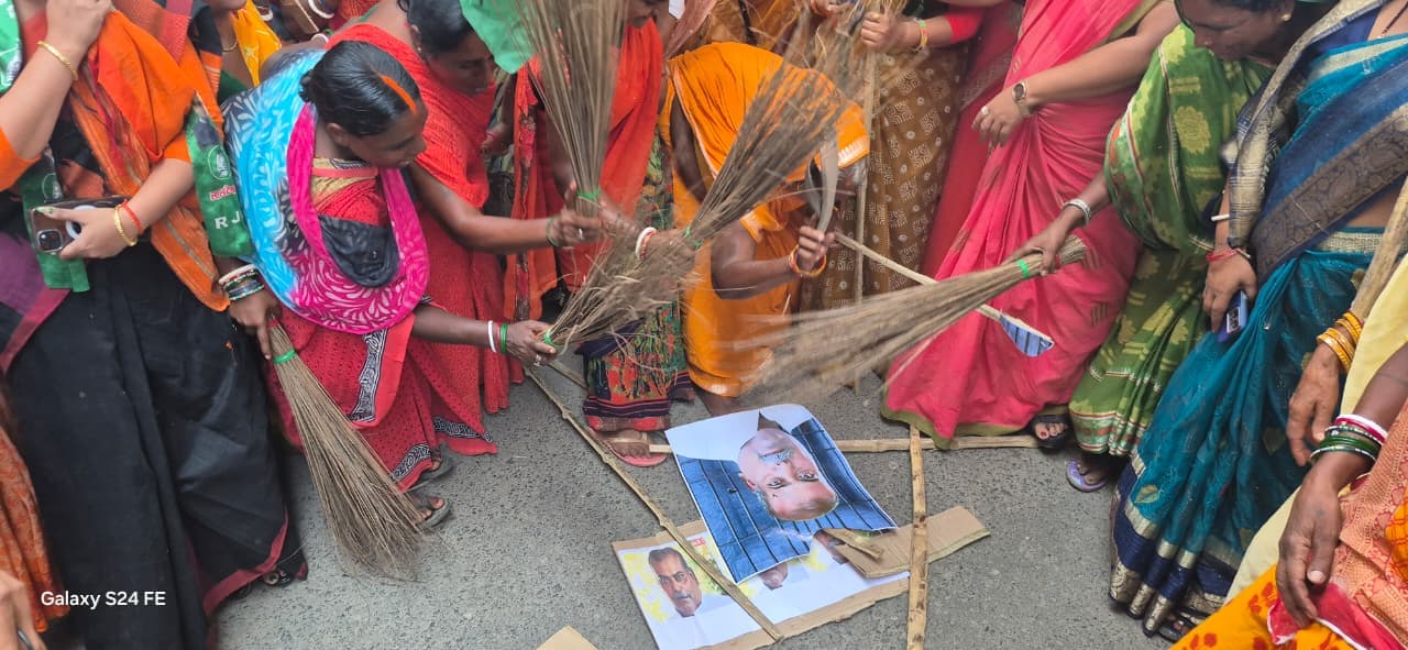 राजश्री पर टिप्पणी को लेकर राजबल्लभ की तस्वीर पर झाड़ू मारती महिलाएं. राजश्री पर टिप्पणी को लेकर राजबल्लभ की तस्वीर पर झाड़ू मारती महिलाएं.