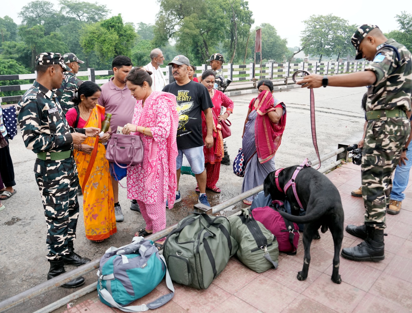 हिंसक प्रदर्शन के बीच फंसे हजारों भारतीय, जानें नेपाल-भारत बॉर्डर के कैसे हैं हालात?