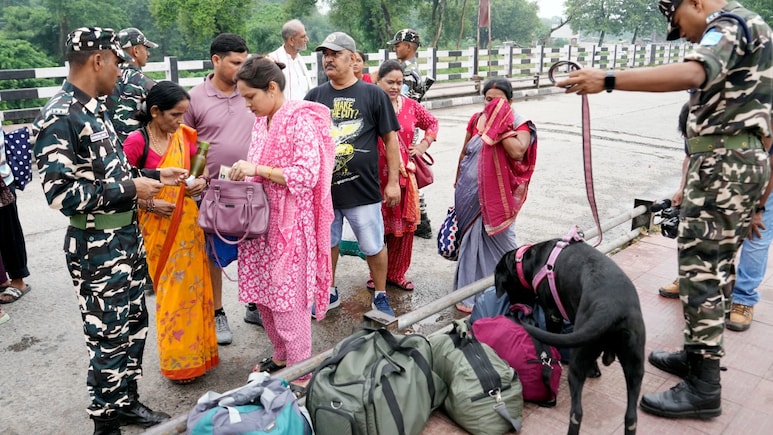 हिंसक प्रदर्शन के बीच फंसे हजारों भारतीय, जानें नेपाल-भारत बॉर्डर के कैसे हैं हालात?