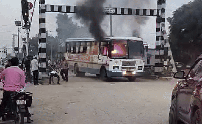 Rajasthan: जयपुर की सड़क पर राजस्थान रोडवेज बस बनी आग का गोला, 30 से ज्यादा यात्रियों ने कूदकर बचाई जान