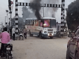 Rajasthan: जयपुर की सड़क पर राजस्थान रोडवेज बस बनी आग का गोला, 30 से ज्यादा यात्रियों ने कूदकर बचाई जान Rajasthan: जयपुर की सड़क पर राजस्थान रोडवेज बस बनी आग का गोला, 30 से ज्यादा यात्रियों ने कूदकर बचाई जान