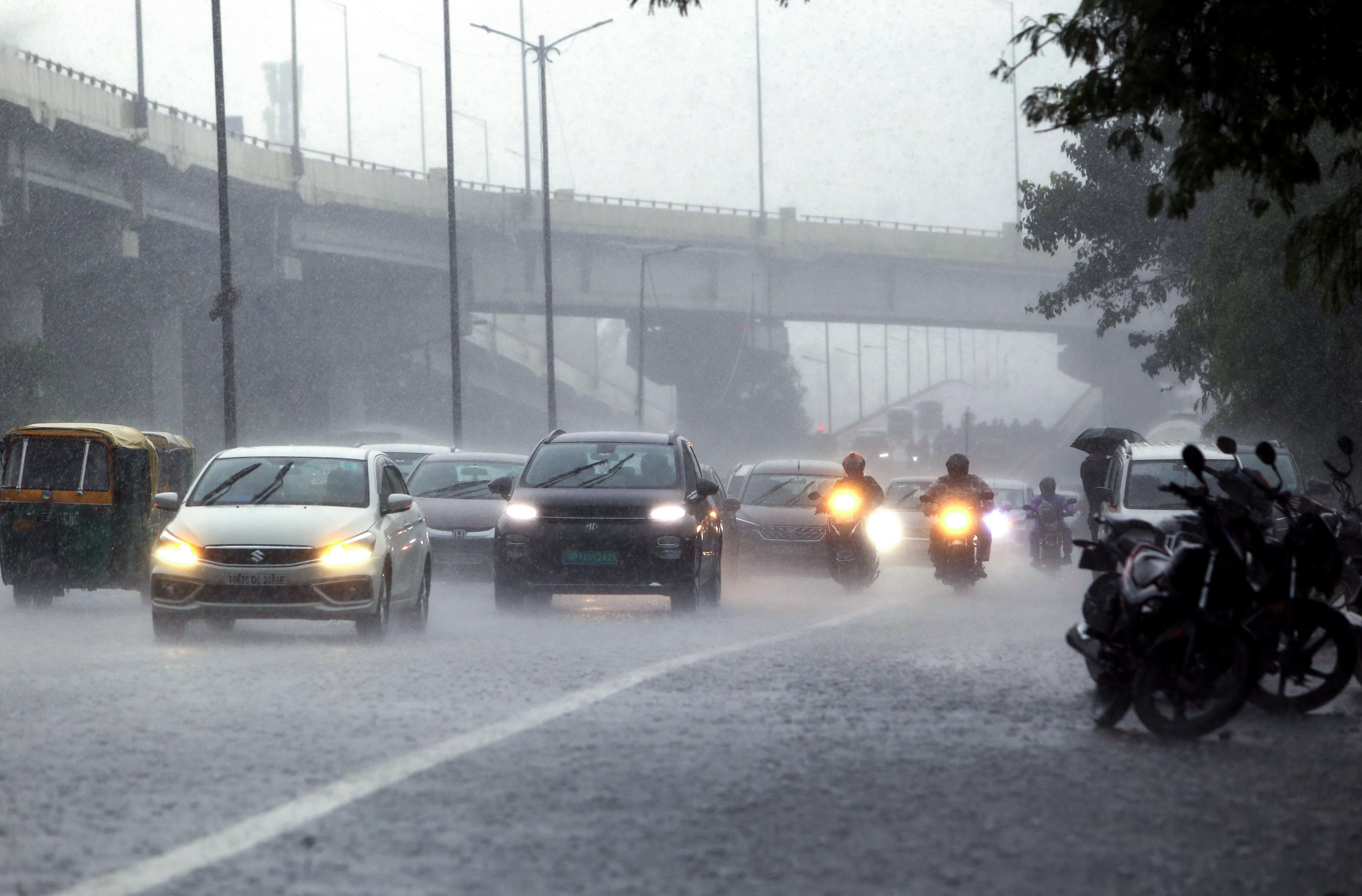 दिल्ली-NCR में क्यों थम नहीं बारिश, दिन में हुआ अंधेरा, अभी जानें कितने दिन और सताएगा मॉनसून