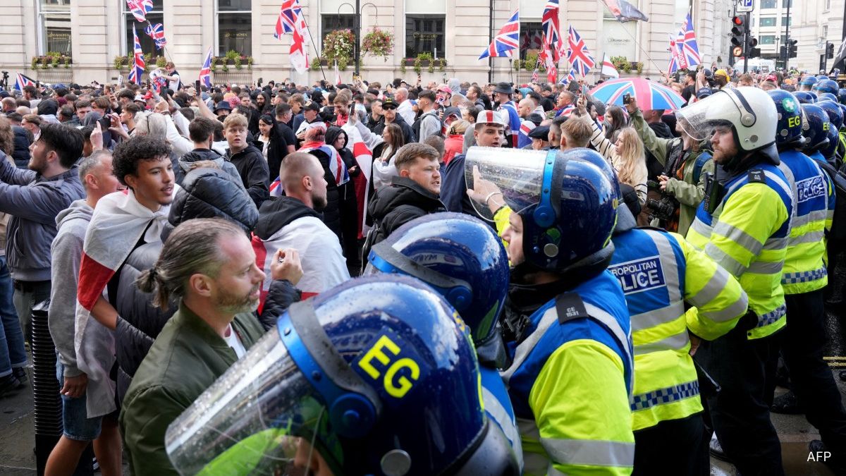 Cops remonstrate with supporters of Tommy Robinson in central London Cops remonstrate with supporters of Tommy Robinson in central London