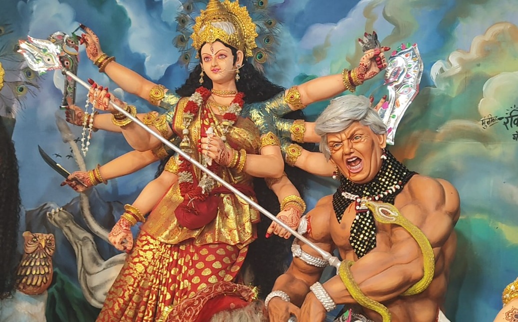 बेगुसराय का दुर्गा पूजा पंडाल बना आर्कषण का केंद्र, महिषासुर की जगह कराया ट्रंप का वध