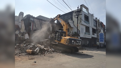 Buldozer Action:  11 मकानों पर चला बुलडोजर, लीज की शर्तों का उल्लंघन करने पर UDA ने की कार्रवाई 