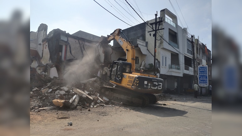 Buldozer Action:  11 मकानों पर चला बुलडोजर, लीज की शर्तों का उल्लंघन करने पर UDA ने की कार्रवाई 