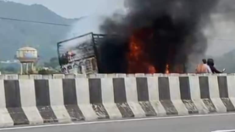 उदयपुर में हाईवे पर एक के बाद एक 3 हादसे, राहत कार्य में जुटे थे पुलिसकर्मी, तभी कंटेनर ने भी मार दी टक्कर