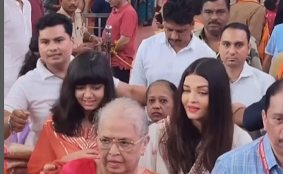 Aishwarya Rai Bachchan, With Daughter Aaradhya And Mother Brinda Rai, Visits Ganapati In Mumbai
