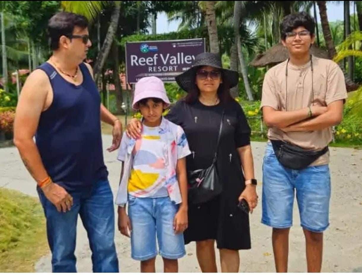 माता-पिता के साथ टीवी एक्टर वीर शर्मा और उनके बड़े भाई. माता-पिता के साथ टीवी एक्टर वीर शर्मा और उनके बड़े भाई.