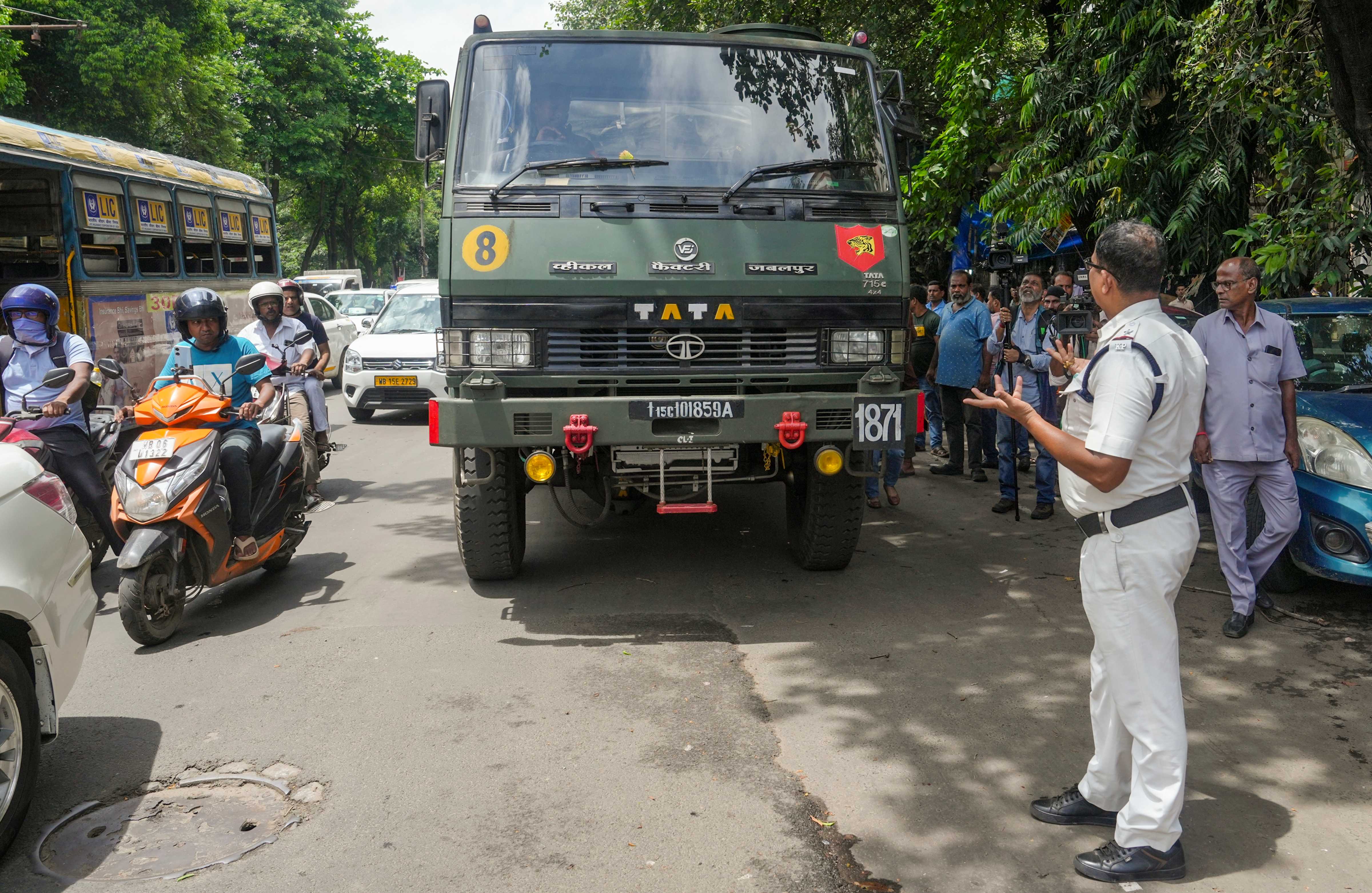पश्चिम बंगाल में कोलकाता पुलिस ने क्यों रोका सेना का ट्रक? जानें क्या है पूरा मामला