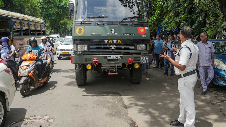 पश्चिम बंगाल में कोलकाता पुलिस ने क्यों रोका सेना का ट्रक? जानें क्या है पूरा मामला पश्चिम बंगाल में कोलकाता पुलिस ने क्यों रोका सेना का ट्रक? जानें क्या है पूरा मामला