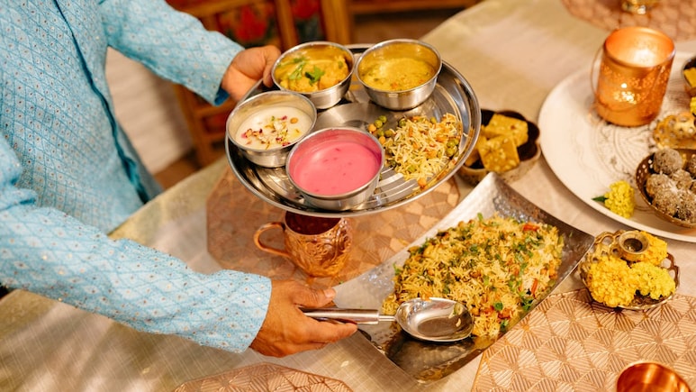 Festive Season Diet Plan: त्योहारों में फॉलो करें ये टिप्स, शुगर स्पाइक्स और बढ़ते वजन से नहीं होंगे परेशान