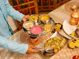 Festive Season Diet Plan: त्योहारों में फॉलो करें ये टिप्स, शुगर स्पाइक्स और बढ़ते वजन से नहीं होंगे परेशान Festive Season Diet Plan: त्योहारों में फॉलो करें ये टिप्स, शुगर स्पाइक्स और बढ़ते वजन से नहीं होंगे परेशान