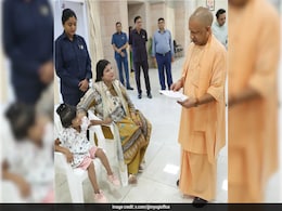 Yogi Adityanath Assures Girl's Admission, Fulfills Her Dream Of Becoming Doctor At Janata Darshan Yogi Adityanath Assures Girl's Admission, Fulfills Her Dream Of Becoming Doctor At Janata Darshan