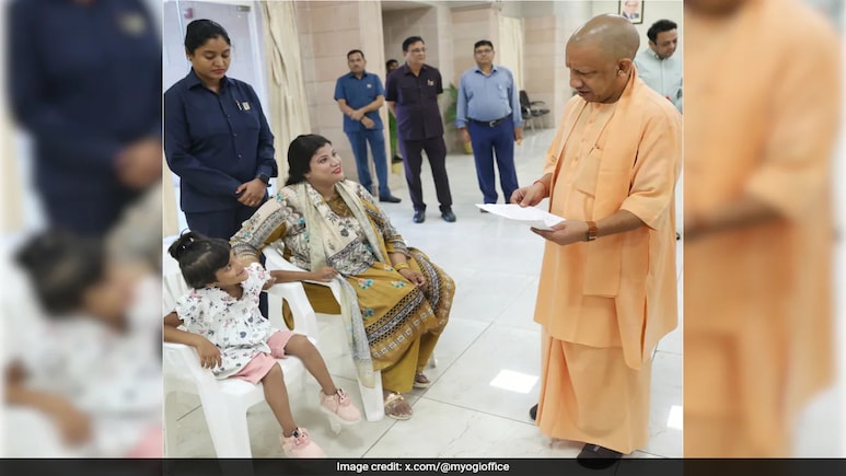 Yogi Adityanath Assures Girl's Admission, Fulfills Her Dream Of Becoming Doctor At Janata Darshan Yogi Adityanath Assures Girl's Admission, Fulfills Her Dream Of Becoming Doctor At Janata Darshan