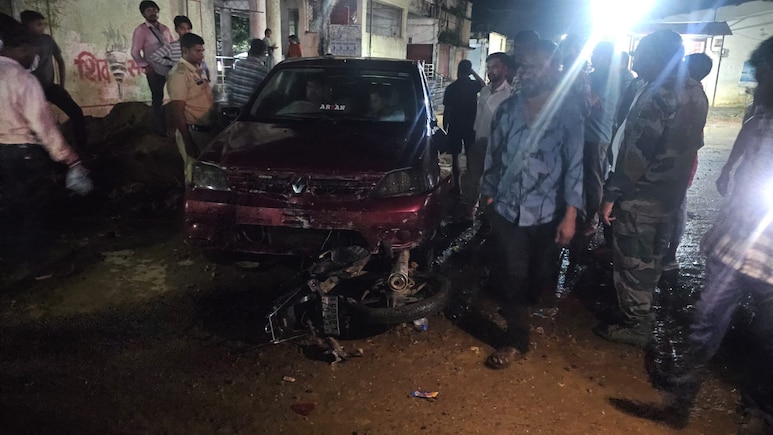 Kanker Accident: भानुप्रतापपुर में एक फर्जी विधायक की गाड़ी का कहर, बाइक और आसपास खड़े लोगों को रौंदा Kanker Accident: भानुप्रतापपुर में एक फर्जी विधायक की गाड़ी का कहर, बाइक और आसपास खड़े लोगों को रौंदा