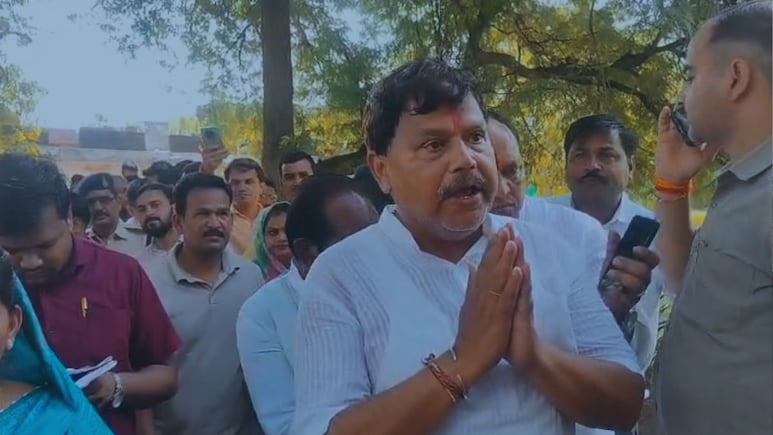 प्रद्युमन सिंह के सामने जनता का फूटा गुस्सा तो हाथ जोड़कर माफी मांगते नजर आए मंत्री, विधायक ने भी मांग ली गारंटी
