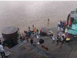 बुधनी नर्मदा घाट पर हादसा: तीन युवक नदी में डूबे, लोगों ने एक को बचा लिया, दो की तलाश जारी बुधनी नर्मदा घाट पर हादसा: तीन युवक नदी में डूबे, लोगों ने एक को बचा लिया, दो की तलाश जारी