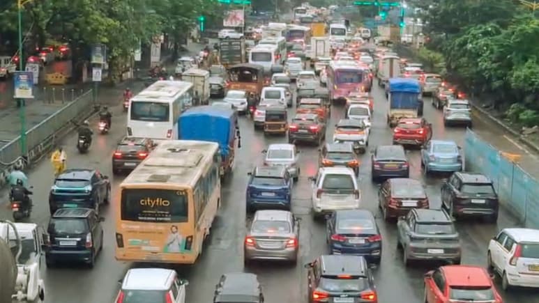 Mumbai Rain Upate : मुसळधार पावसामुळे वाहतुकीचे तीन तेरा, ठिकठिकाणी पाणा साचल्याने मोठी वाहतूक कोंडी Mumbai Rain Upate : मुसळधार पावसामुळे वाहतुकीचे तीन तेरा, ठिकठिकाणी पाणा साचल्याने मोठी वाहतूक कोंडी