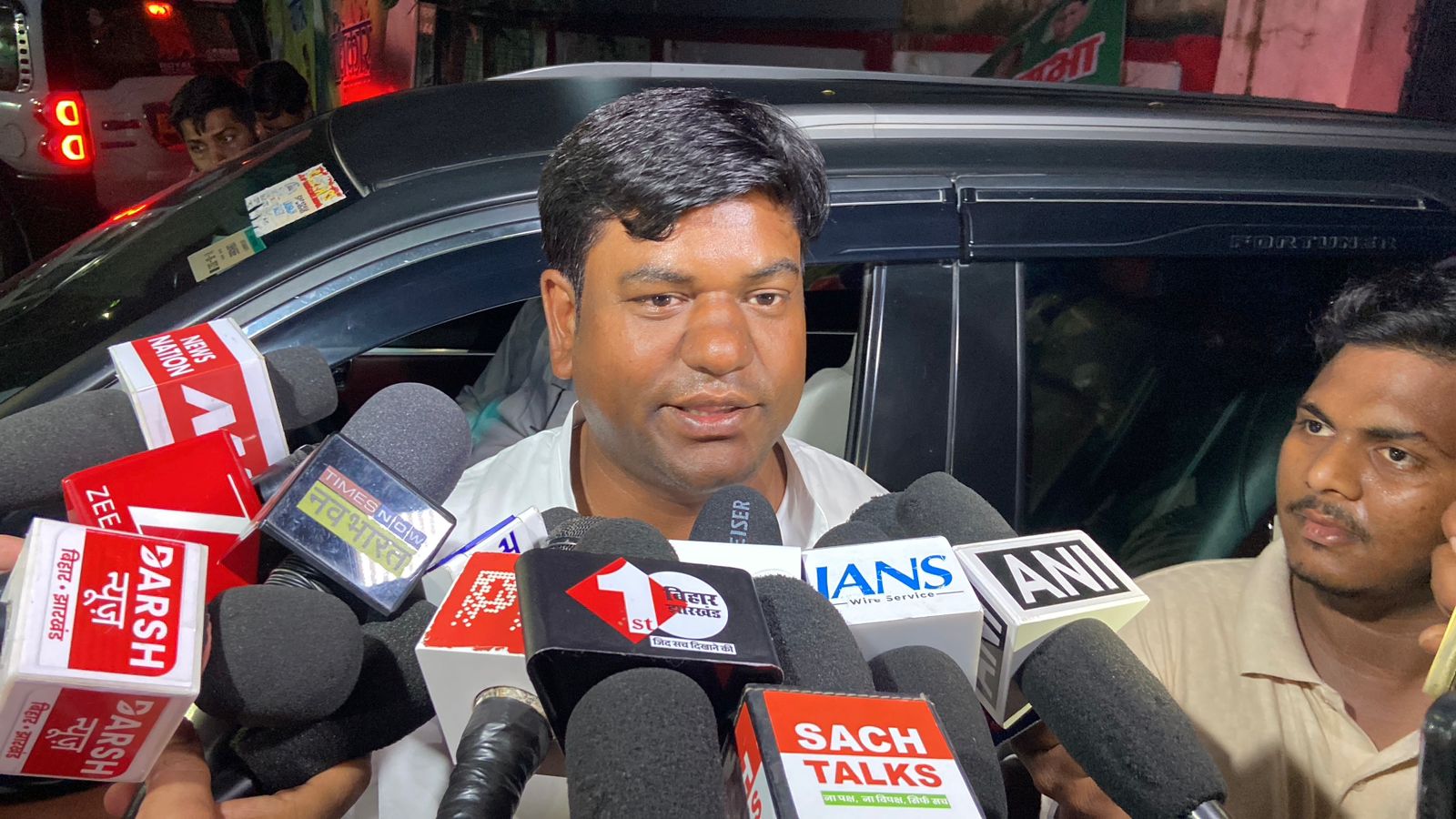 बैठक के बाद मीडिया से बात करते मुकेश सहनी. बैठक के बाद मीडिया से बात करते मुकेश सहनी.