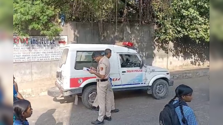 दिल्ली में छात्र की स्कूल के बाहर ही पीट-पीटकर हत्या, मंगलोपुरी की ये घटना आपको हैरान कर देगी दिल्ली में छात्र की स्कूल के बाहर ही पीट-पीटकर हत्या, मंगलोपुरी की ये घटना आपको हैरान कर देगी