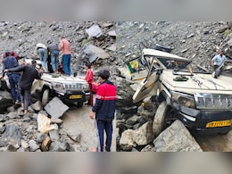 केदारनाथ यात्रा में बड़ा हादसा: बोल्डर गिरने से दो श्रद्धालुओं की मौत, कई घायल केदारनाथ यात्रा में बड़ा हादसा: बोल्डर गिरने से दो श्रद्धालुओं की मौत, कई घायल