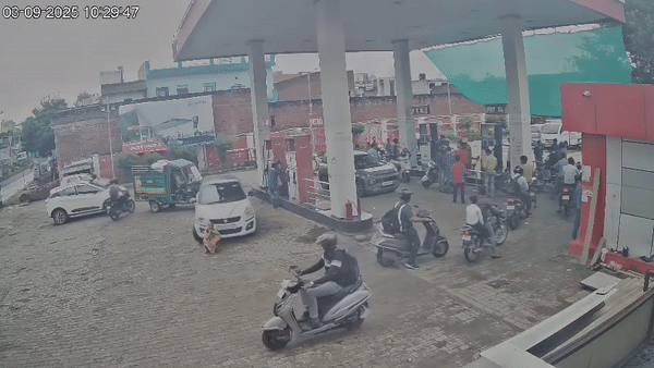 क्या जान इतनी सस्ती है! बेटे का इंतजार कर रही मां पर चढ़ा दी कार, डरा देने वाला वीडियो