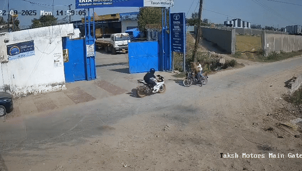 हवा में कई फीट उछली और सड़क पर जा गिरी, हापुड़ में स्पोर्ट्स बाइक की ये भिड़ंत रूह कंपा देगी
