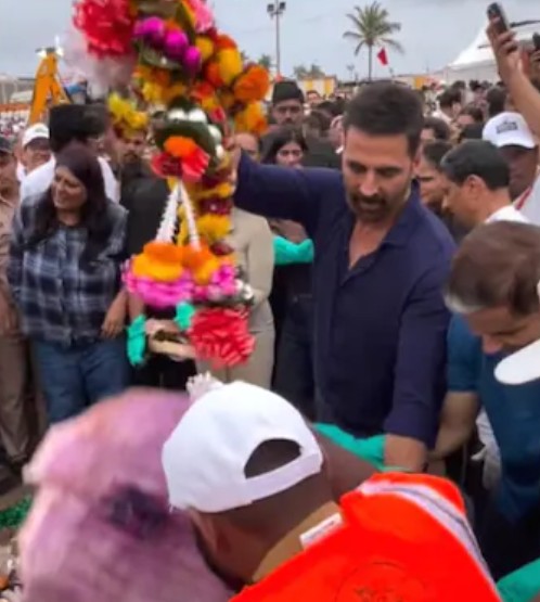 गणपति विसर्जन के बाद बीच की सफाई करने पहुंचे अक्षय कुमार, बोले- यह जनता की जिम्मेदारी है