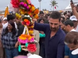गणपति विसर्जन के बाद बीच की सफाई करने पहुंचे अक्षय कुमार, बोले- यह जनता की जिम्मेदारी है गणपति विसर्जन के बाद बीच की सफाई करने पहुंचे अक्षय कुमार, बोले- यह जनता की जिम्मेदारी है