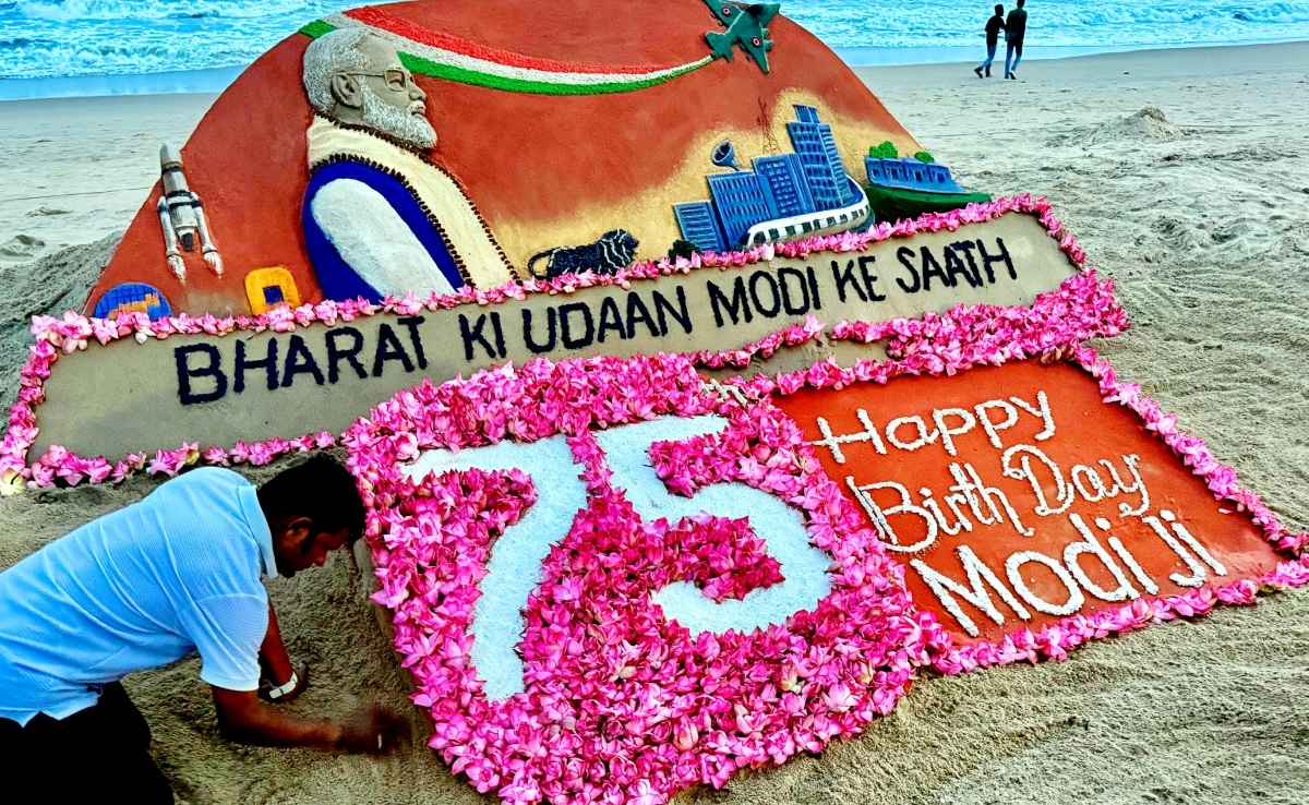 रेत से कलाकृतियां बनाने वाले अंतरराष्ट्रीय कलाकार सुदर्शन पटनायक ने पुरी बीच पर पीएम नरेंद्र मोदी के जन्मदिन पर यह कलाकृति बनाई. रेत से कलाकृतियां बनाने वाले अंतरराष्ट्रीय कलाकार सुदर्शन पटनायक ने पुरी बीच पर पीएम नरेंद्र मोदी के जन्मदिन पर यह कलाकृति बनाई.