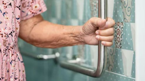 Grandparents' Day 2025: दादा-दादी के लिए बाथरूम में जरूर रखें ये 3 चीजें, उठने-बैठने में नहीं होगी दिक्कत