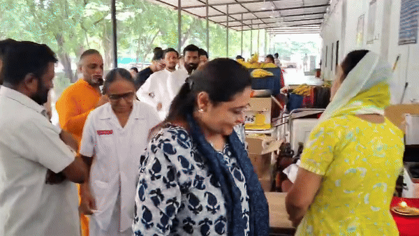 बलात्कारी की ऐसी भक्ति!  सूरत के अस्पताल में हुई आसाराम की पूजा, आरती में डॉक्टर्स भी हुए शामिल