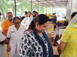 सूरत के अस्पताल में हुई रेप के दोषी आसाराम की पूजा, आरती में डॉक्टर्स भी शामिल, मचा बवाल