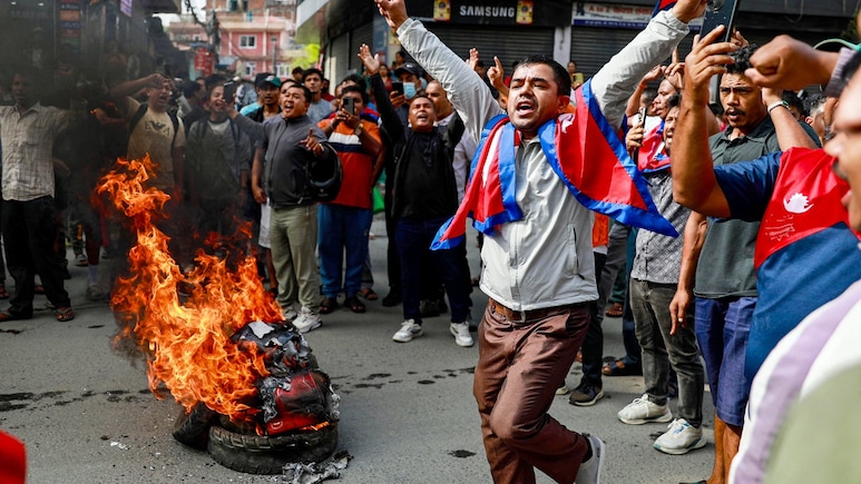 Nepal Protest News: नेपाल में Gen Z ने 2 दिन में पलट दी सरकार,  PM ओली ने कुर्सी छोड़ी, देश भी छोड़ेंगे? टॉप अपडेट्स