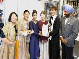 Hiroshima Survivors Honor PM Modi For World Peace Advocacy, '<i>Vasudhaiva Kutumbakam</i>' Philosophy Hiroshima Survivors Honor PM Modi For World Peace Advocacy, '<i>Vasudhaiva Kutumbakam</i>' Philosophy